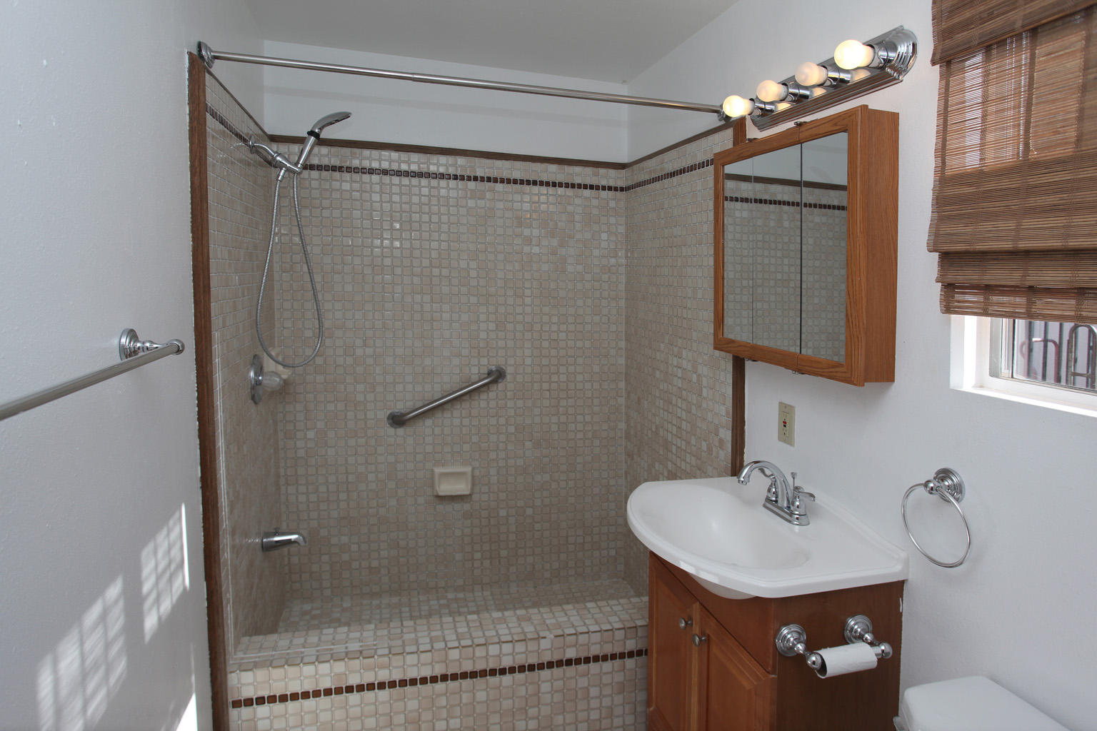 4084 Foothill Road Santa Barbara, CA 93110 - Photo 17 of 18 Guest House Bath