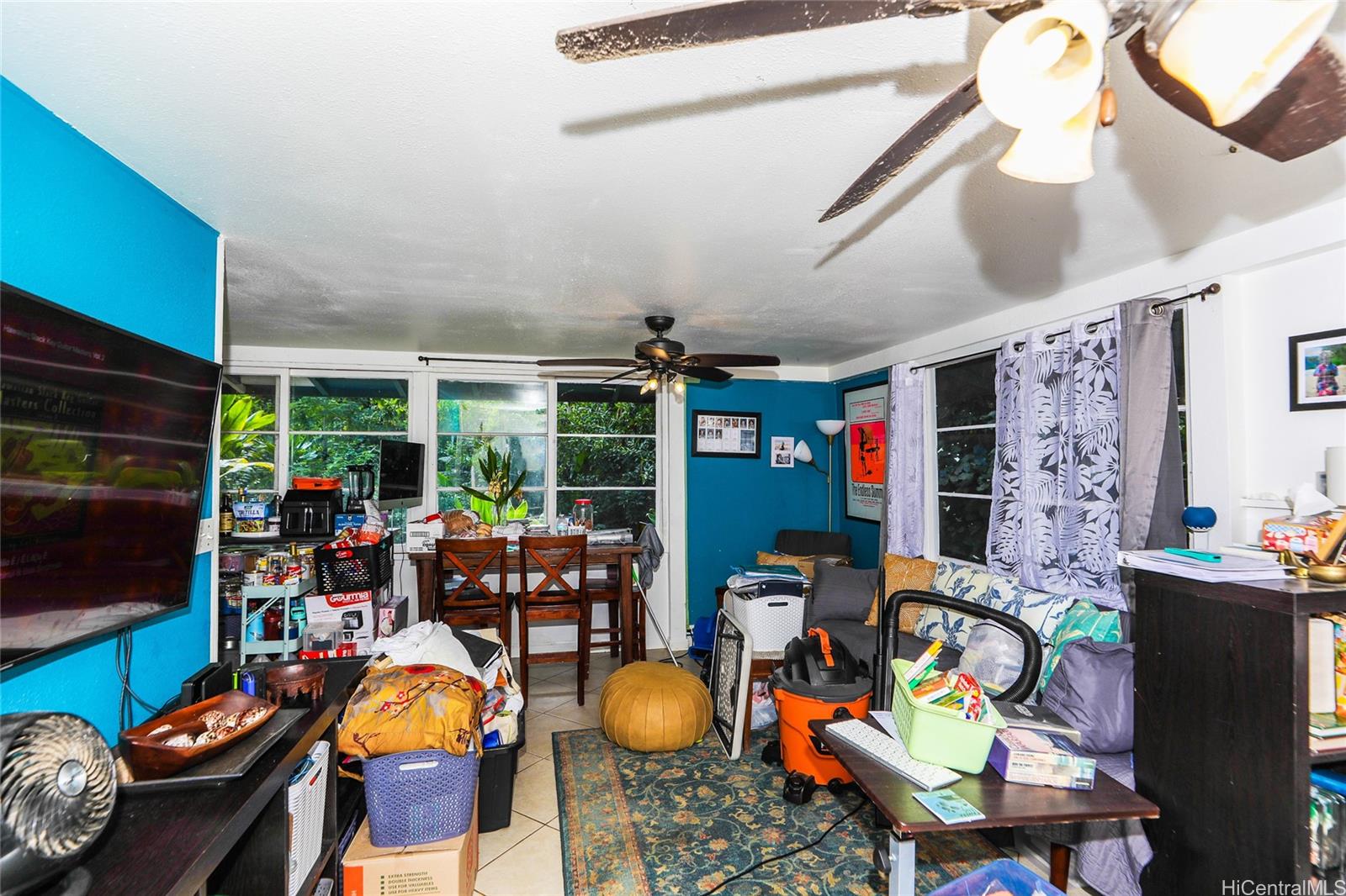 47-270 Ahuimanu Road Kaneohe, HI 96744 - Photo 14 of 25 a room with gym equipment