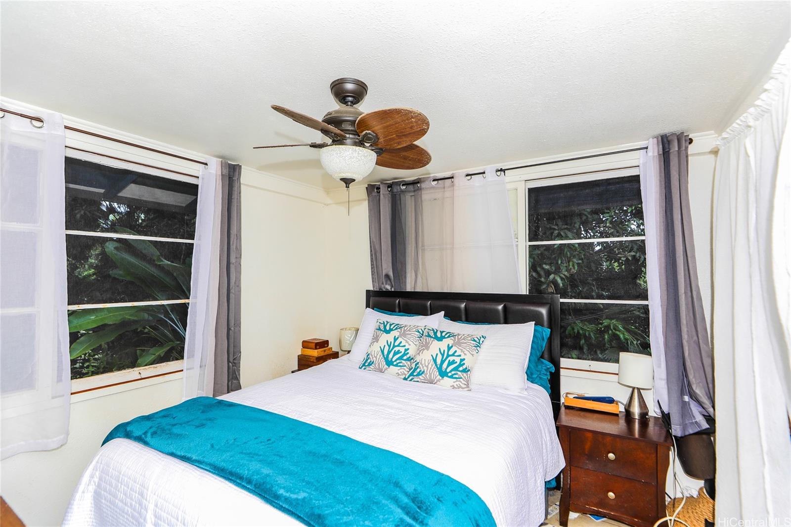 47-270 Ahuimanu Road Kaneohe, HI 96744 - Photo 16 of 25 a bedroom with a bed and a window