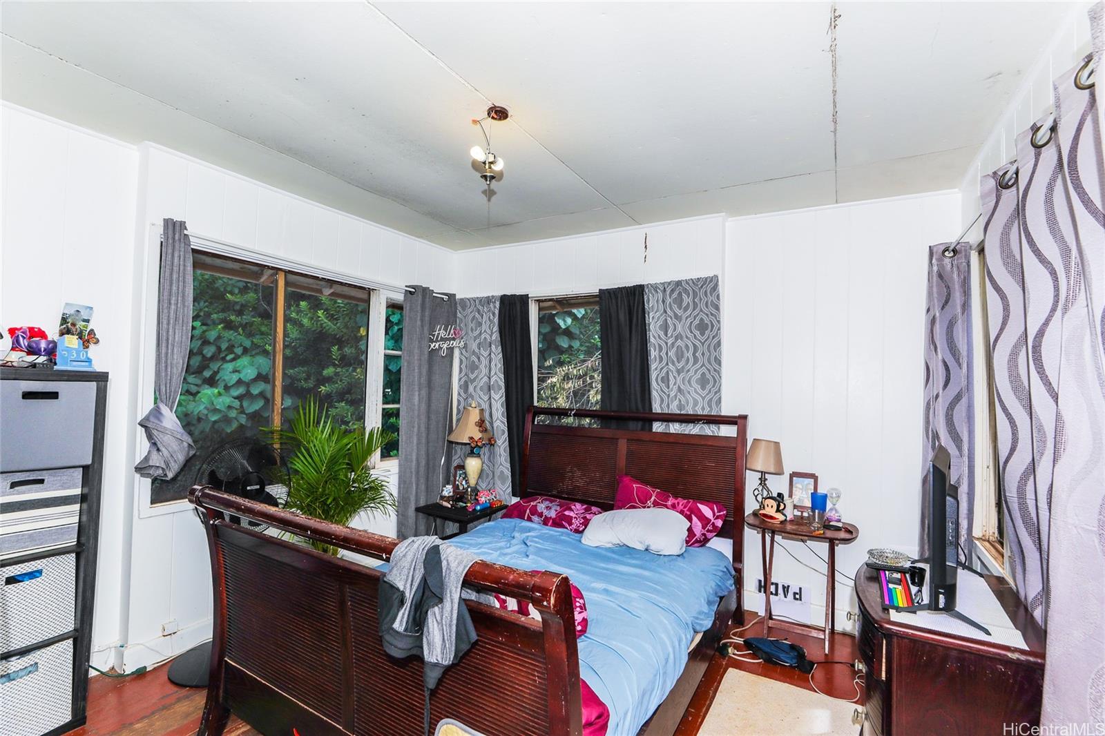 47-270 Ahuimanu Road Kaneohe, HI 96744 - Photo 24 of 25 a living room with furniture and a window