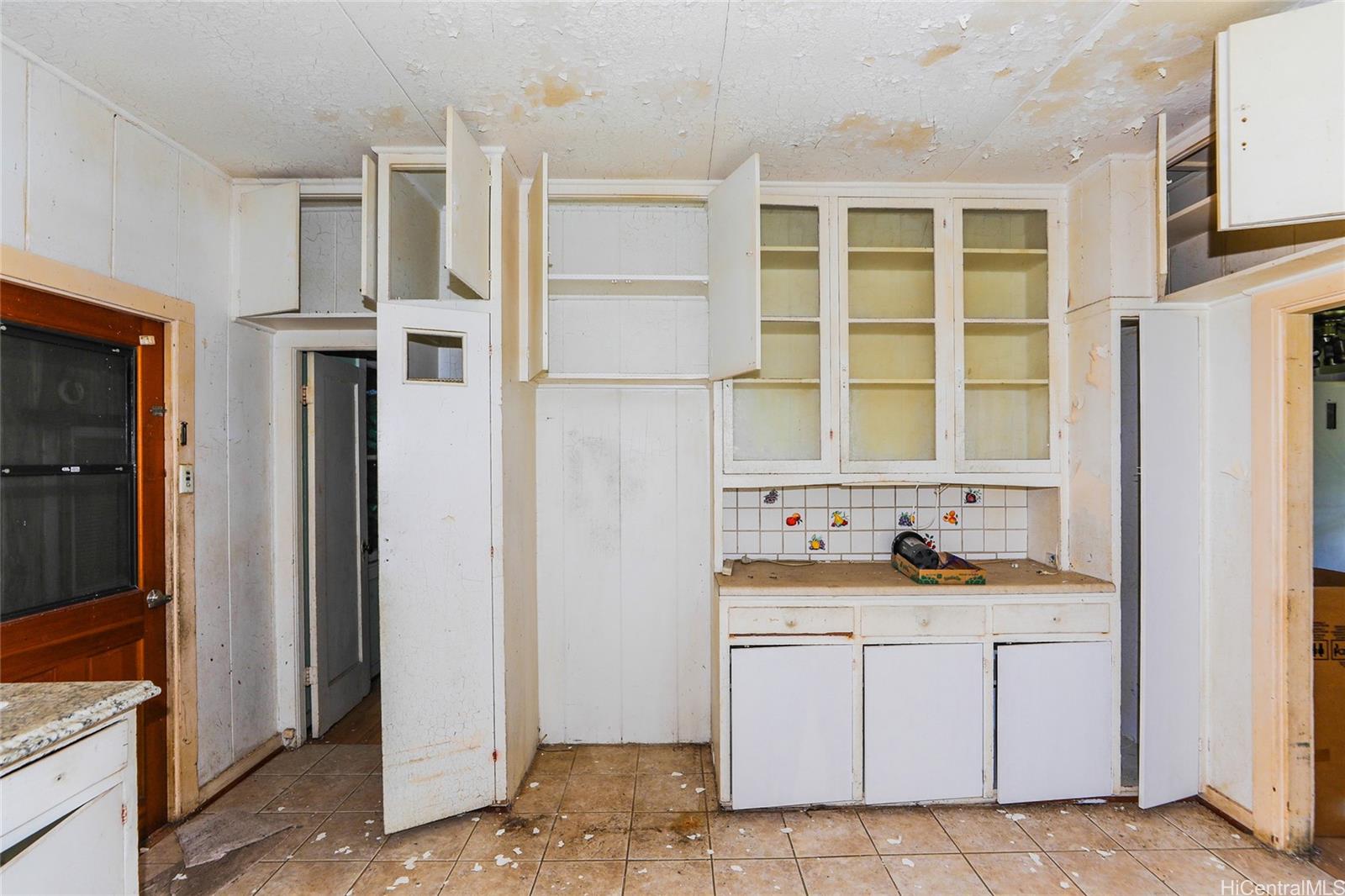 47-270 Ahuimanu Road Kaneohe, HI 96744 - Photo 7 of 25 a bathroom with a sink and a mirror