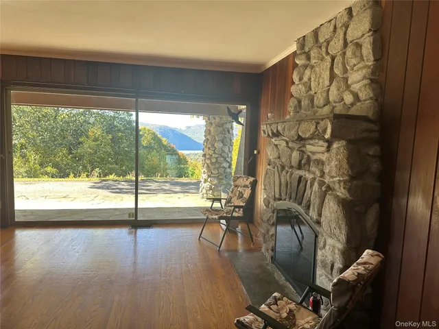 a view of livingroom with furniture