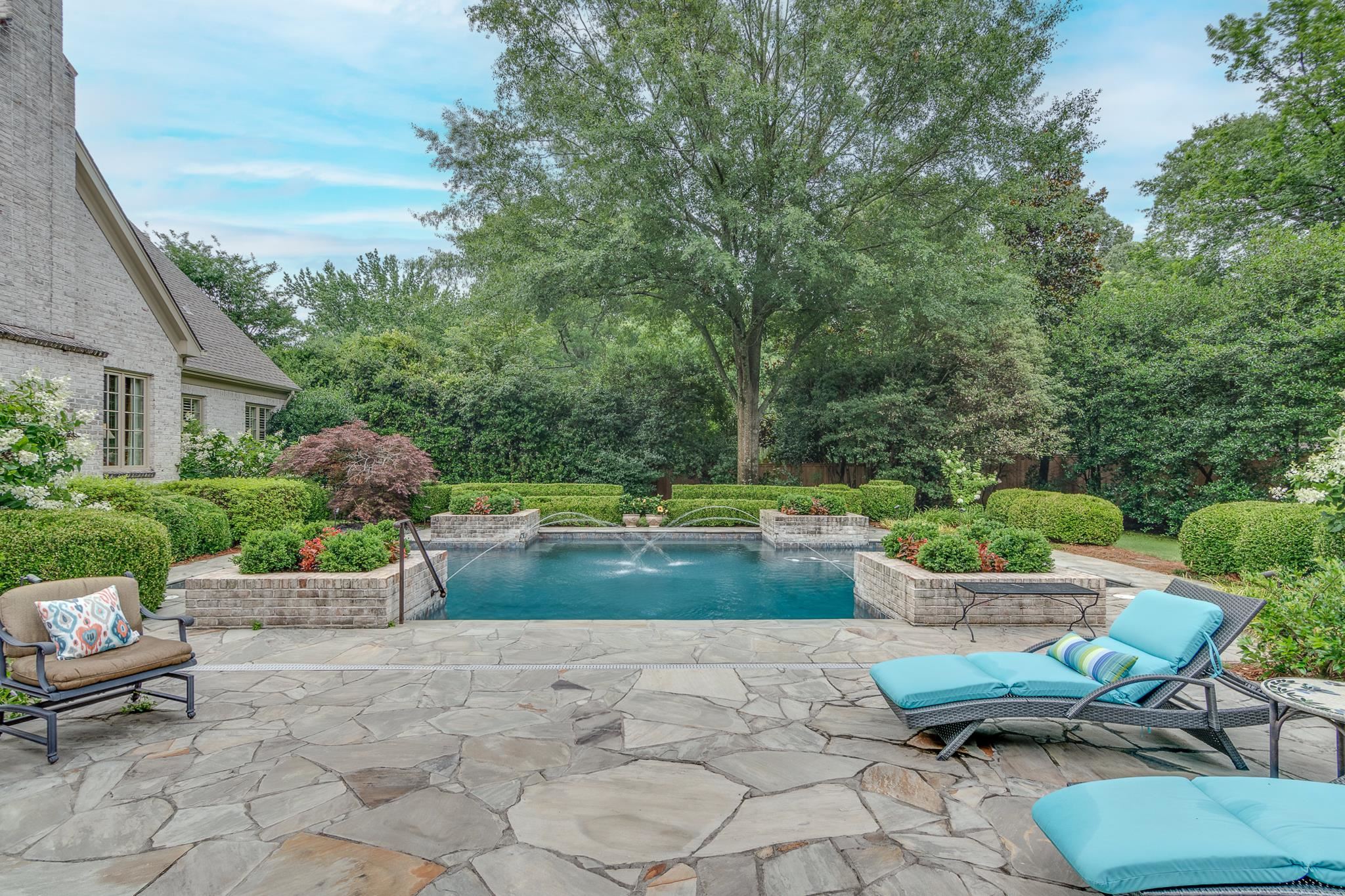 4865 Roane Road Memphis, TN 38117 - Photo 35 of 39 a view of a backyard with sitting area