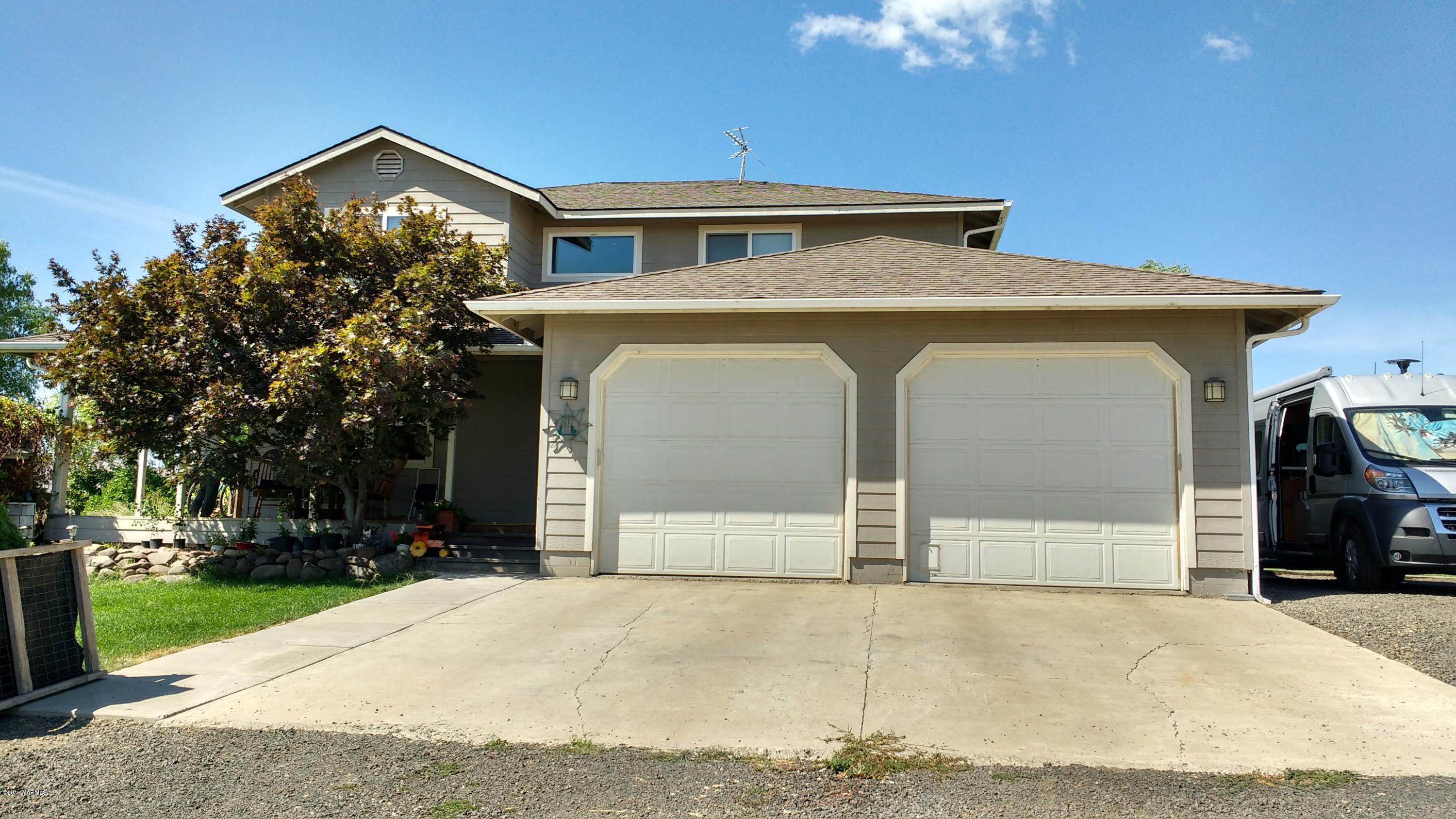 810 Red Tail Road Yakima, WA 98908 - Photo 2 of 42 a front view of a house with a yard and garage