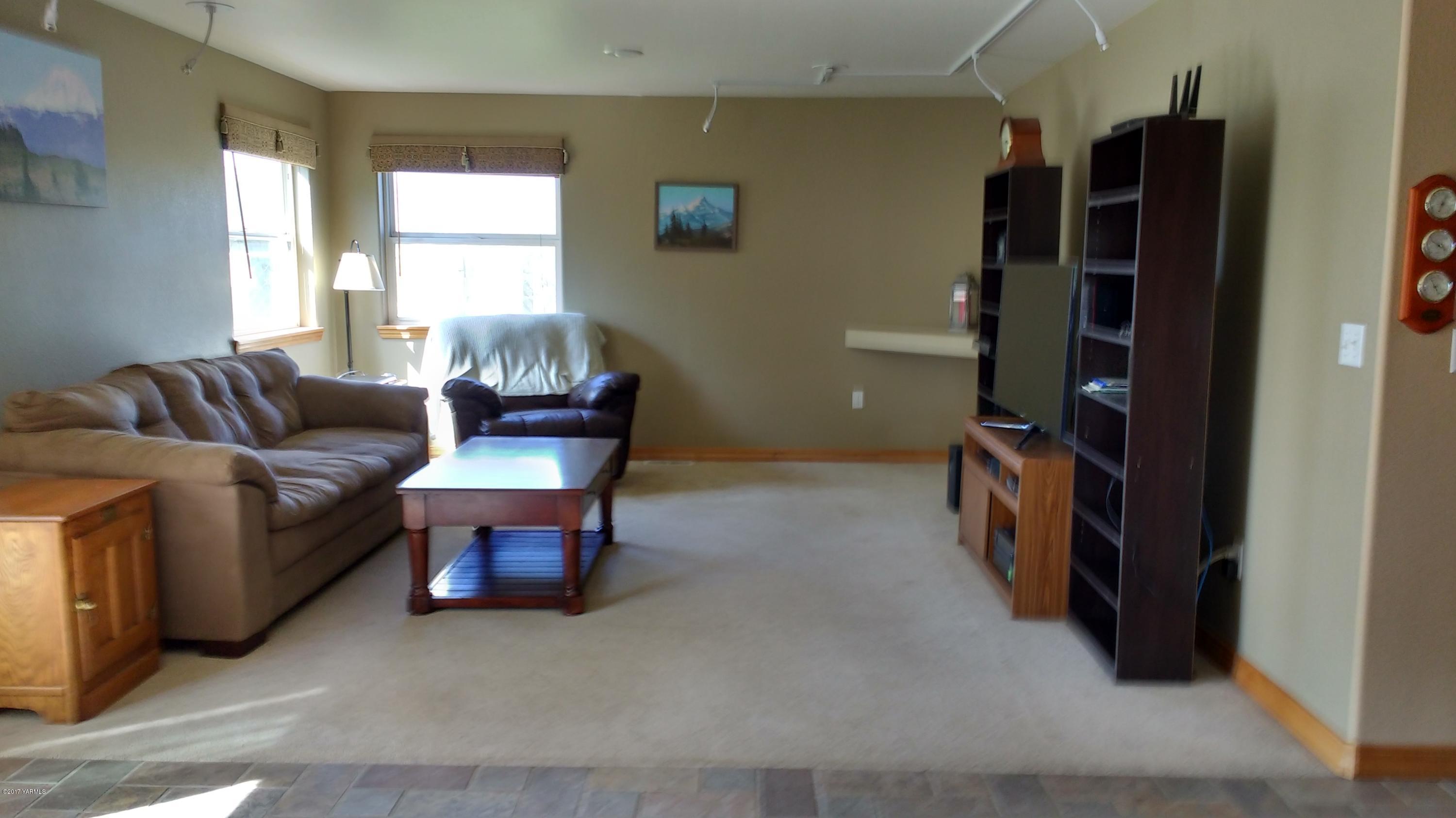 810 Red Tail Road Yakima, WA 98908 - Photo 12 of 42 a living room with furniture and a window
