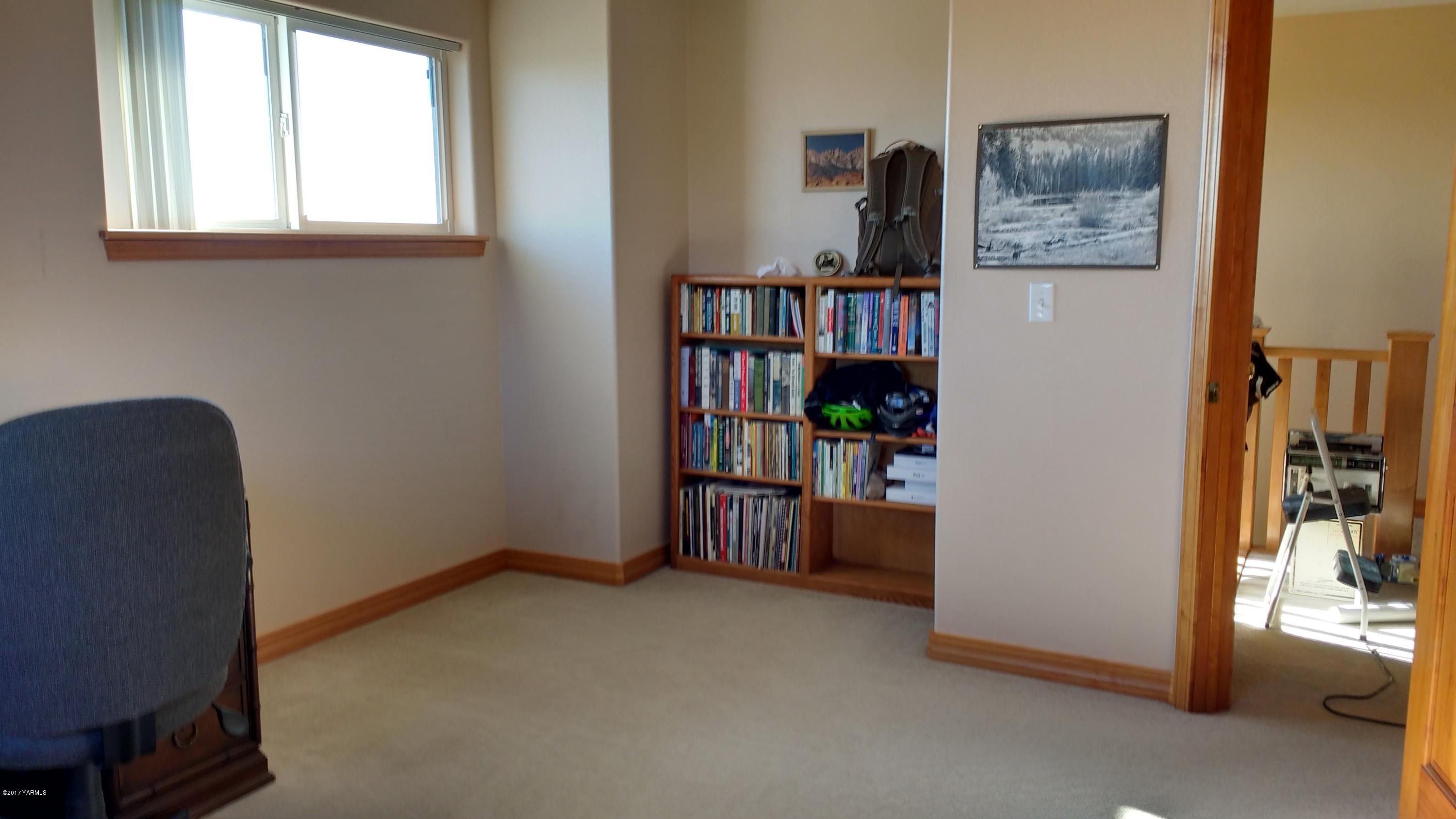 810 Red Tail Road Yakima, WA 98908 - Photo 14 of 42 a view of an empty room with a window and shelf