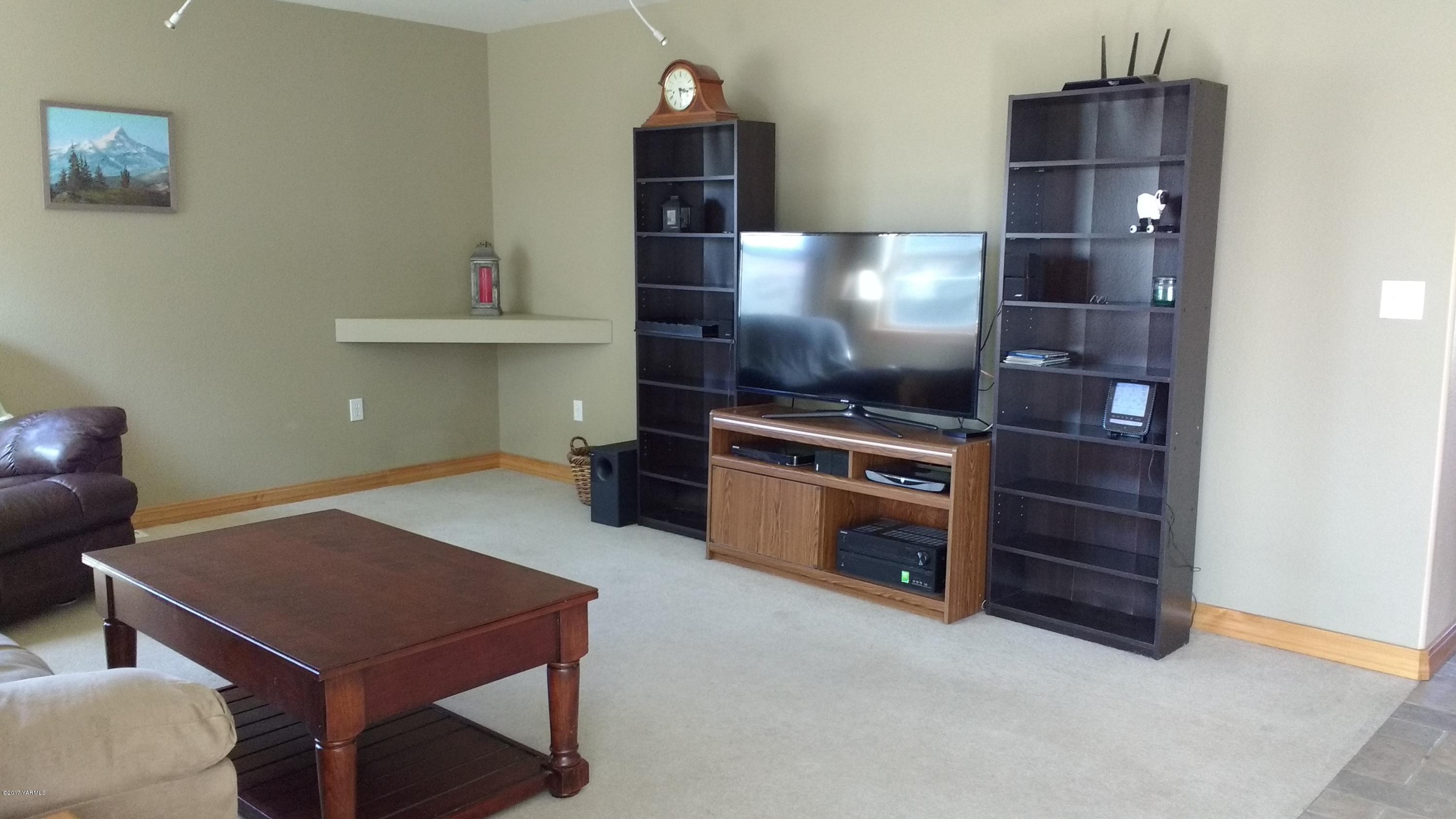 810 Red Tail Road Yakima, WA 98908 - Photo 18 of 42 a room with furniture and a flat screen tv