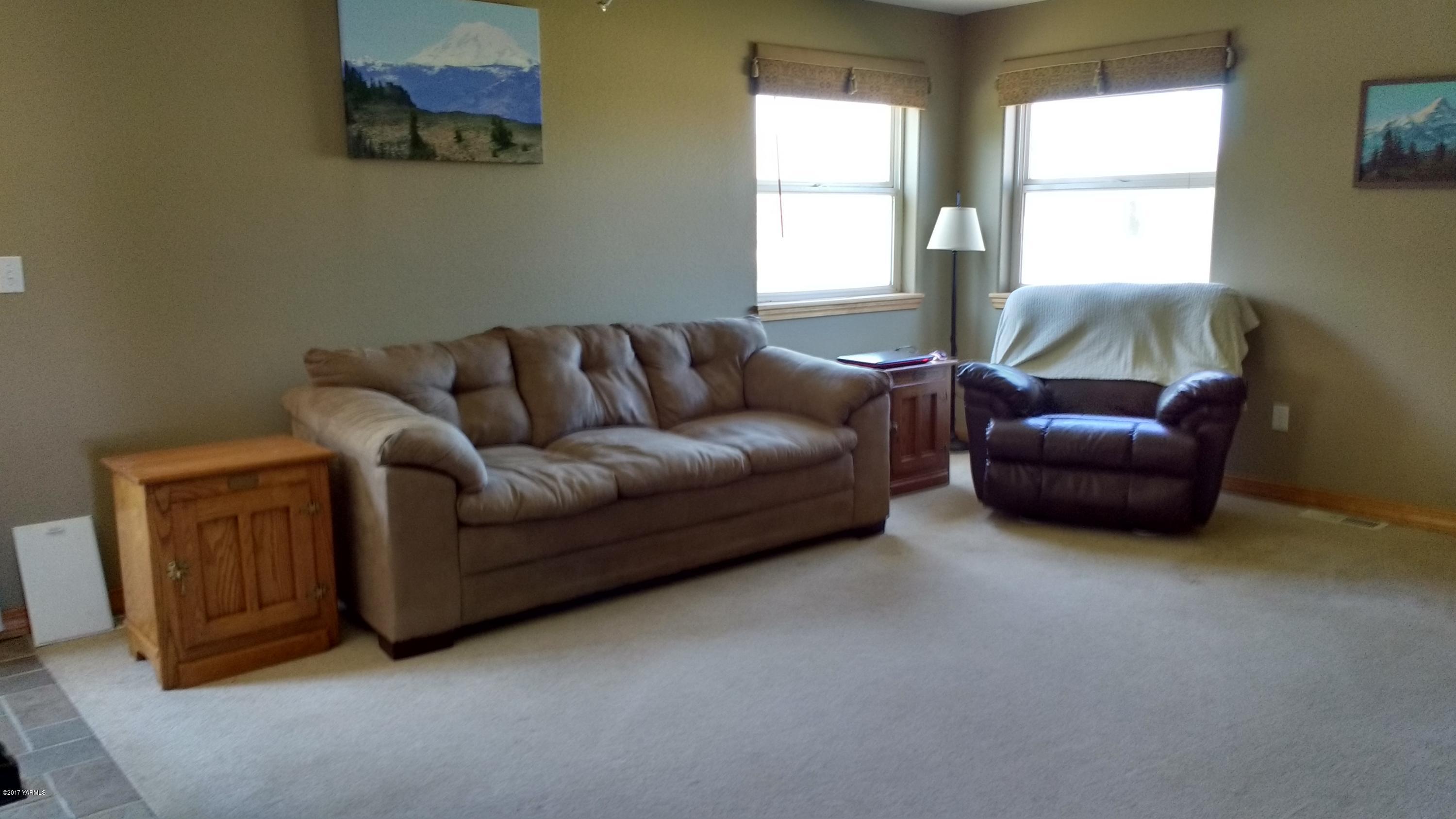 810 Red Tail Road Yakima, WA 98908 - Photo 19 of 42 a living room with furniture and a window