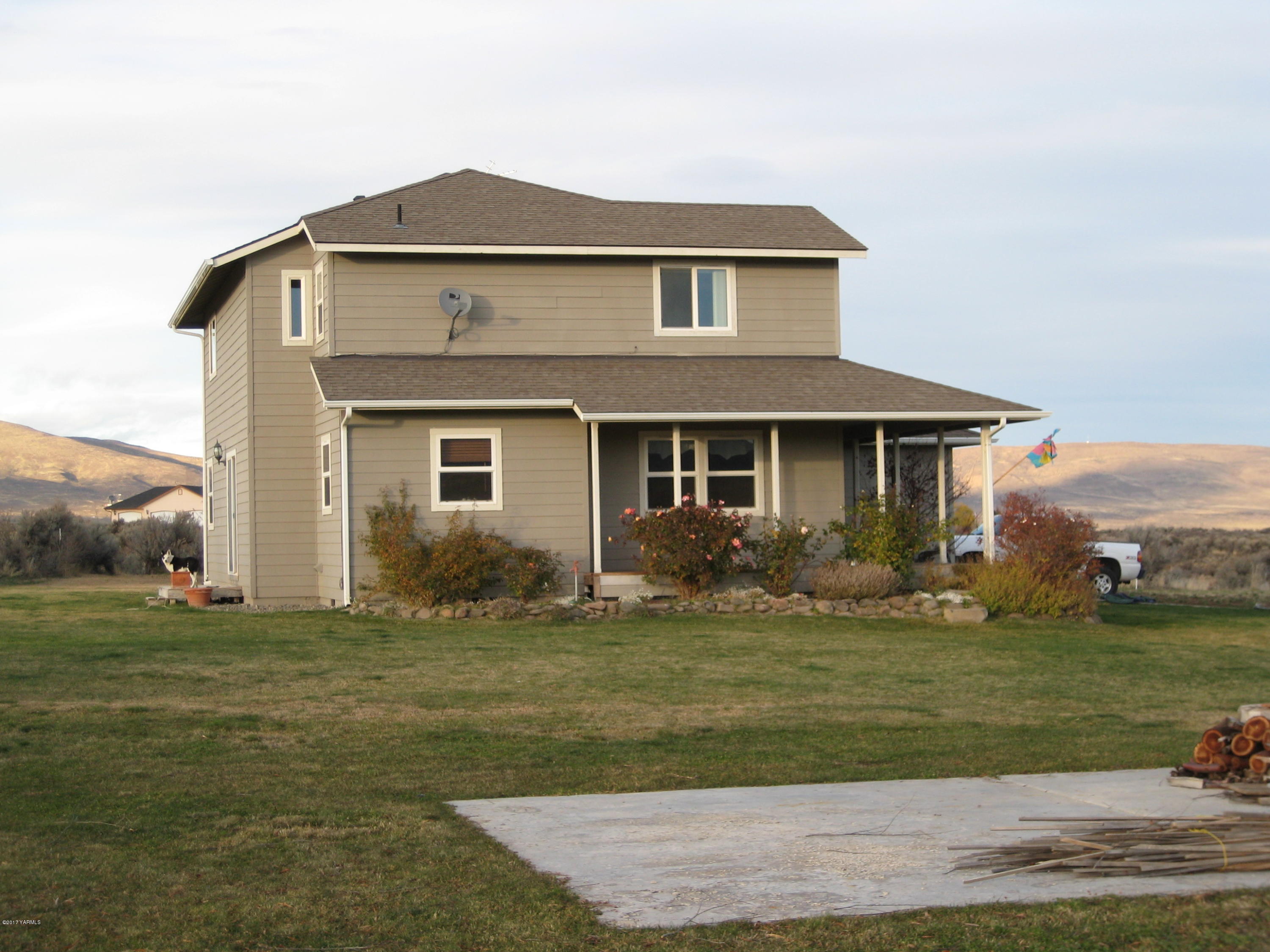 810 Red Tail Road Yakima, WA 98908 - Photo 20 of 42 a front view of a house with a yard