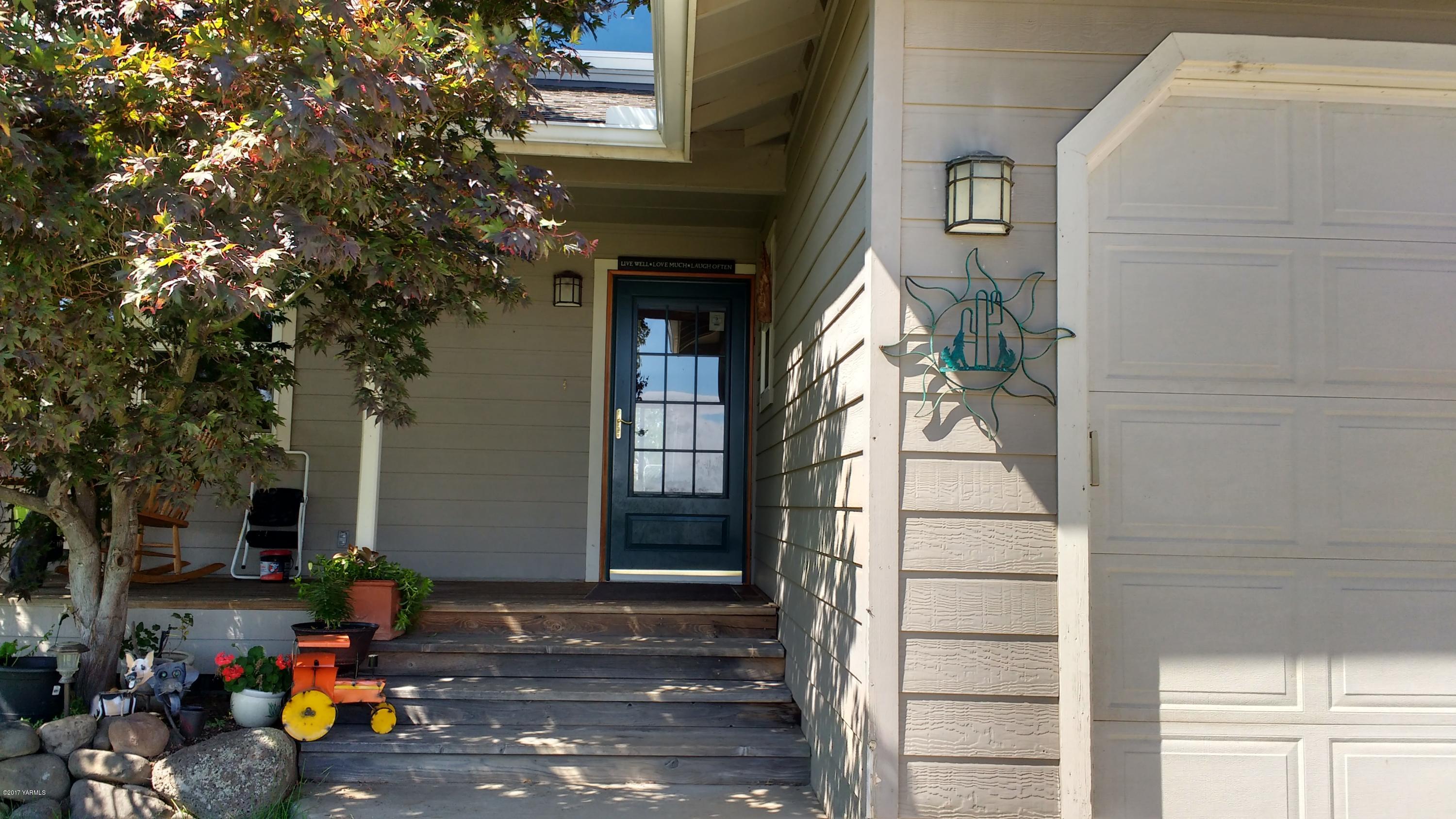 810 Red Tail Road Yakima, WA 98908 - Photo 21 of 42 a view of a brick house with a street