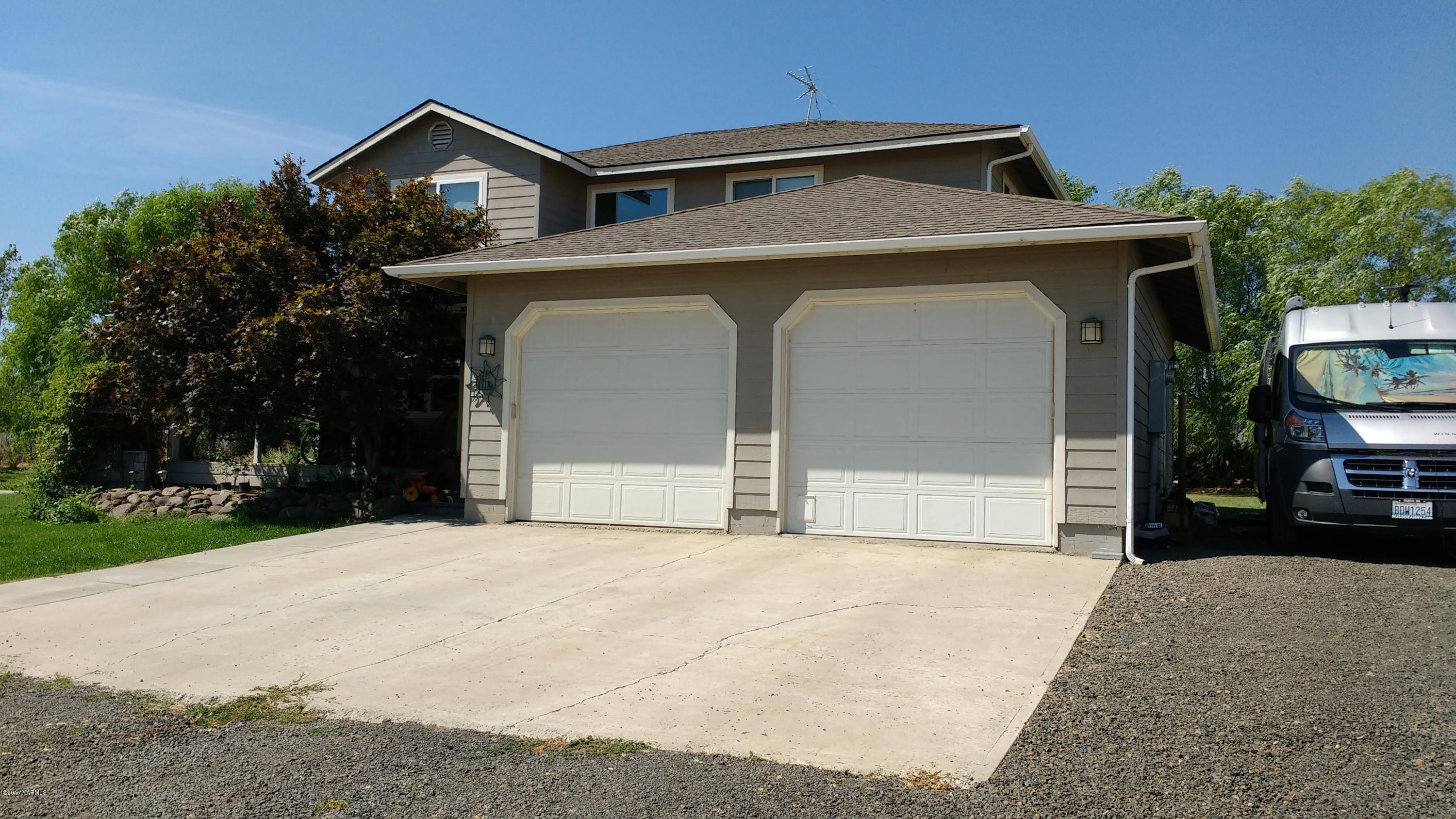 810 Red Tail Road Yakima, WA 98908 - Photo 22 of 42 a front view of a house with yard