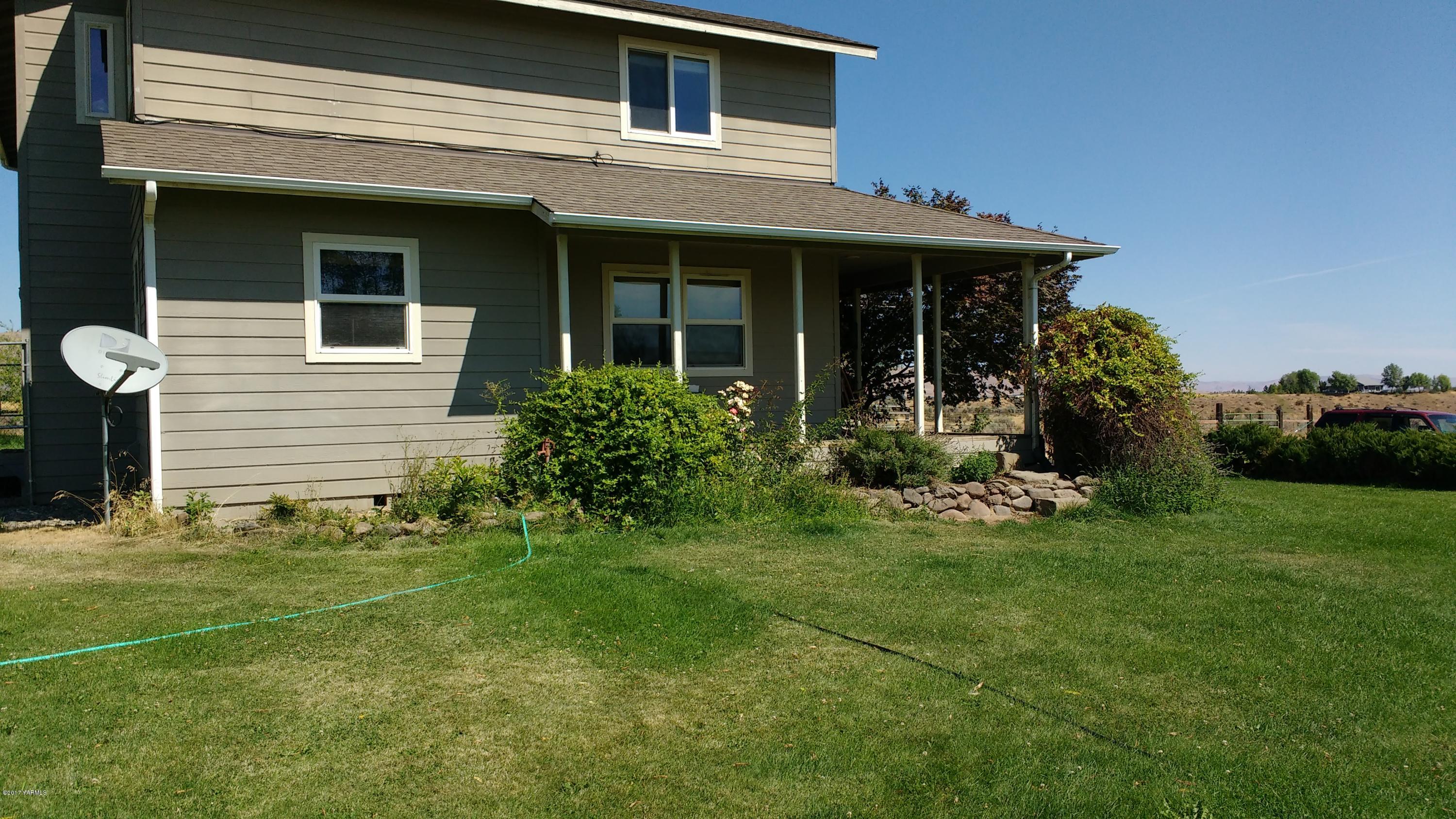 810 Red Tail Road Yakima, WA 98908 - Photo 29 of 42 a view of a house with pool and garden