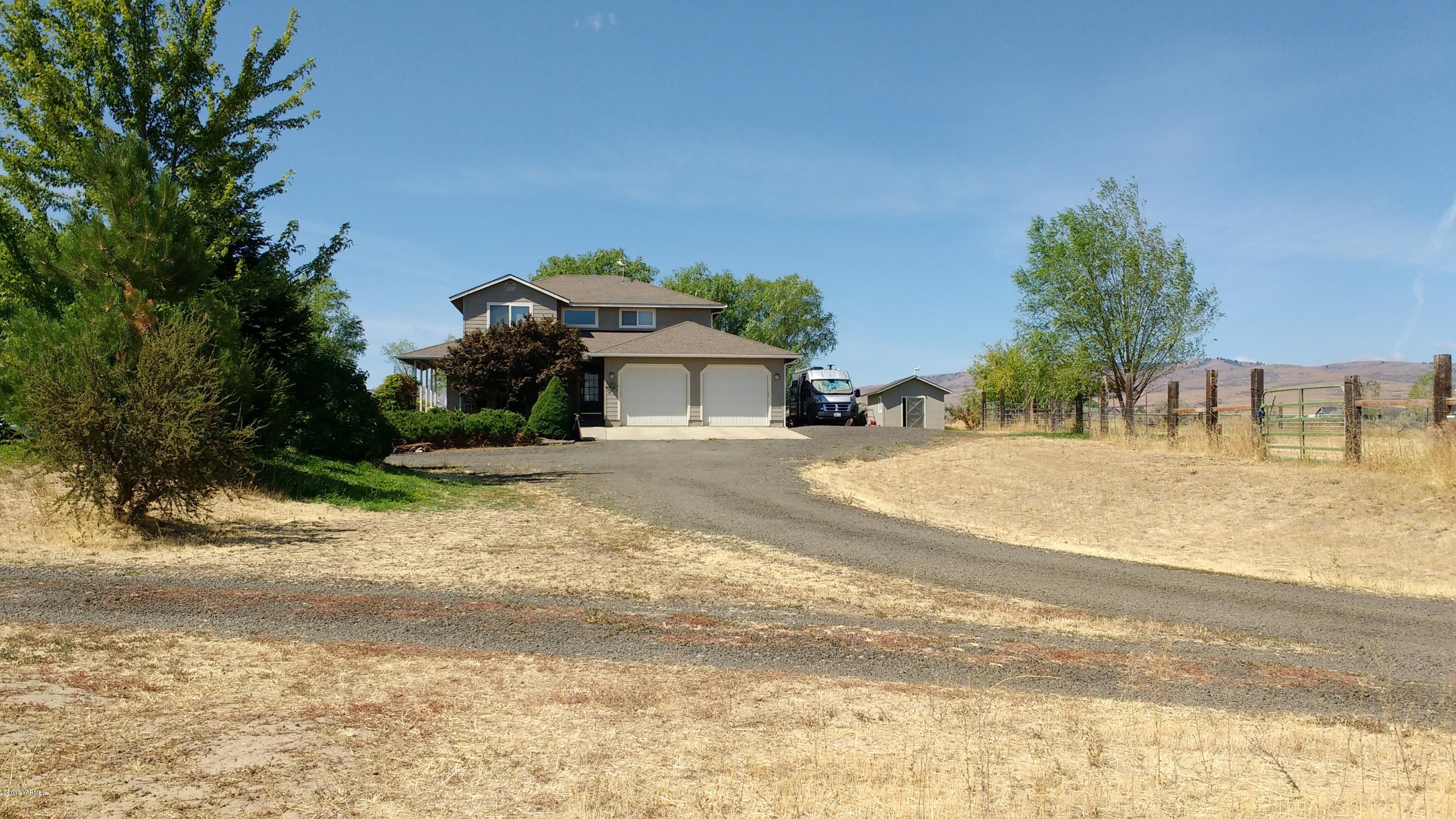 810 Red Tail Road Yakima, WA 98908 - Photo 4 of 42 a view of a house with a yard