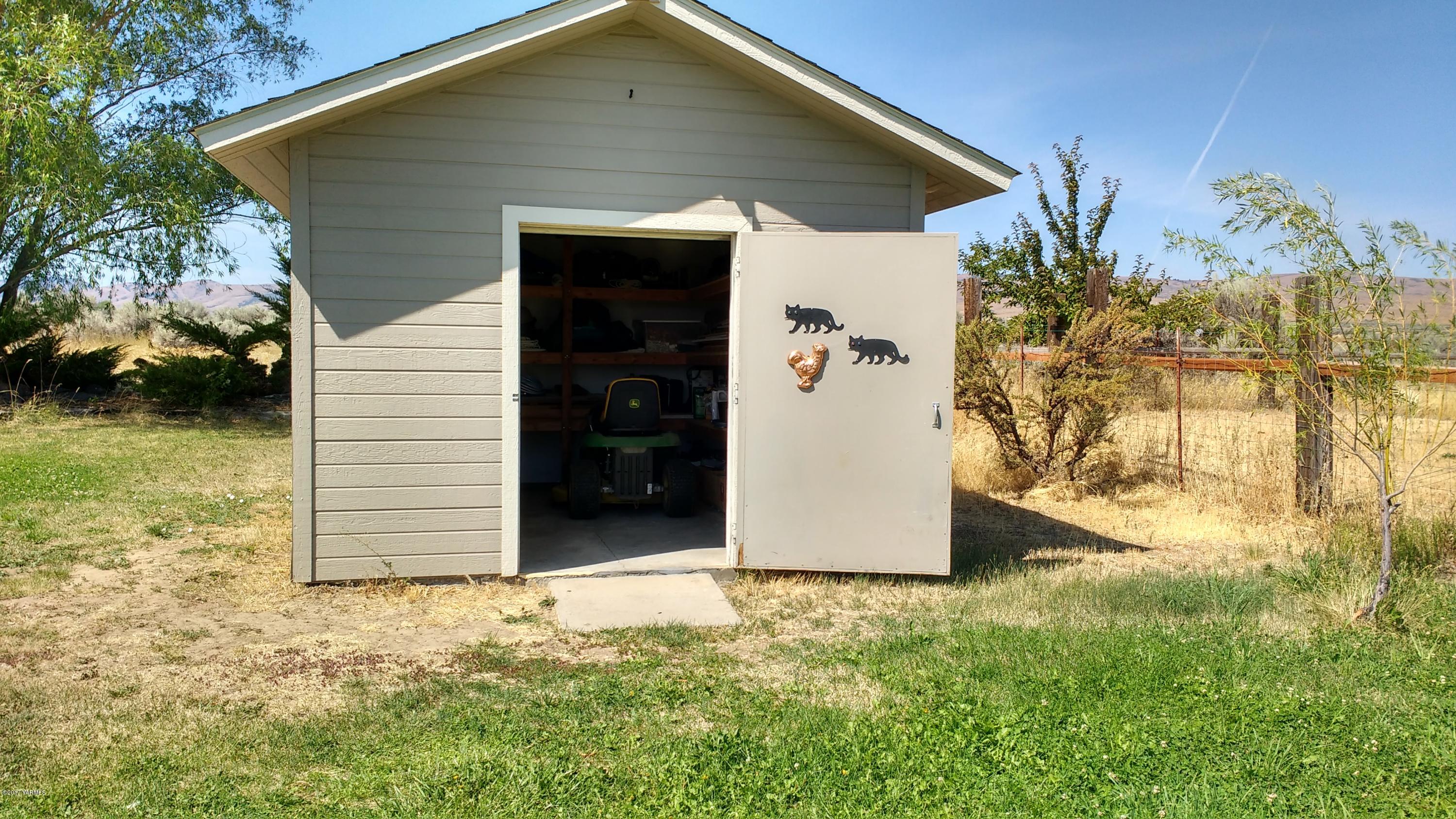 810 Red Tail Road Yakima, WA 98908 - Photo 32 of 42 a view of a house with a yard
