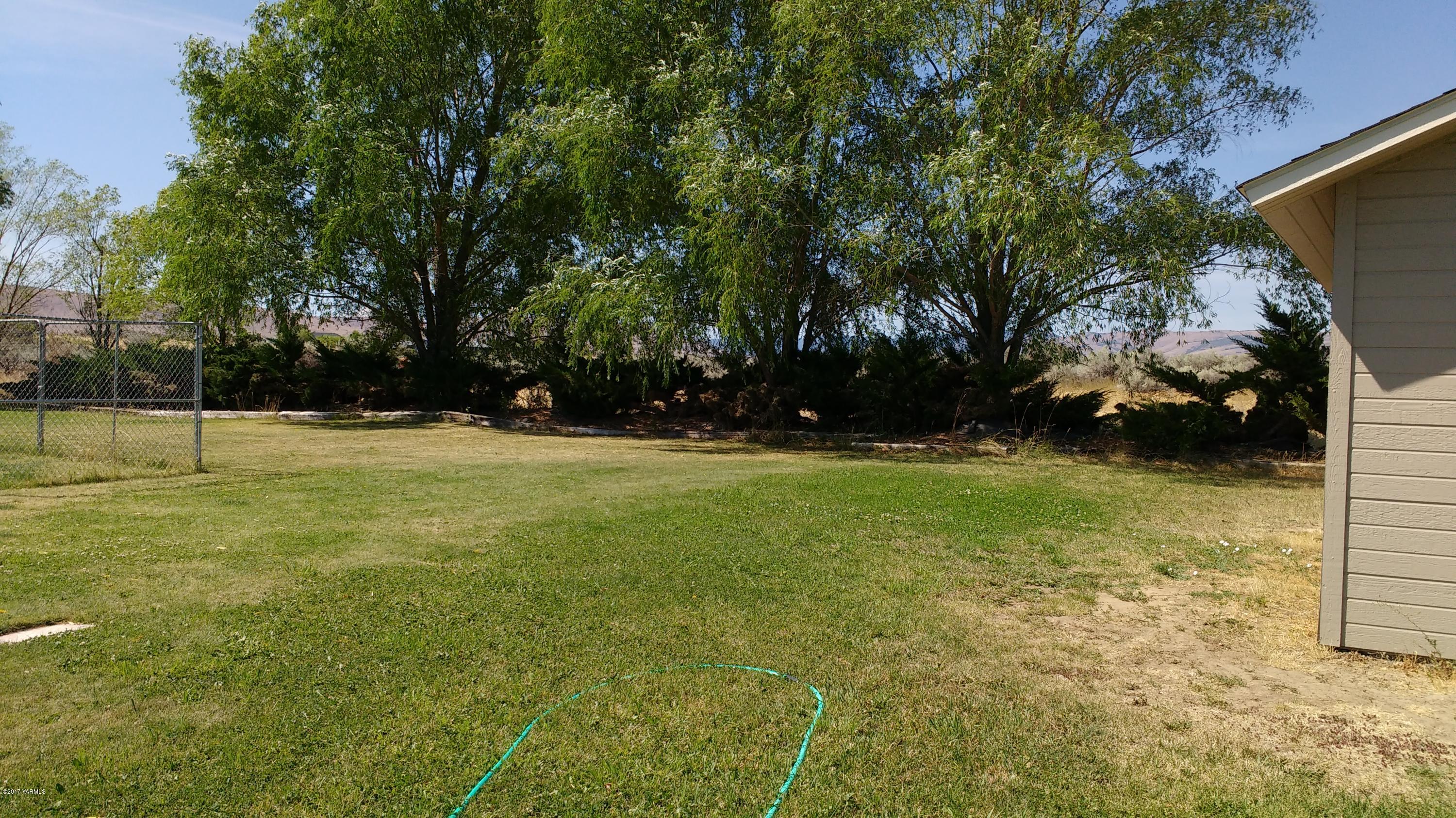 810 Red Tail Road Yakima, WA 98908 - Photo 33 of 42 a view of outdoor space with deck and trees