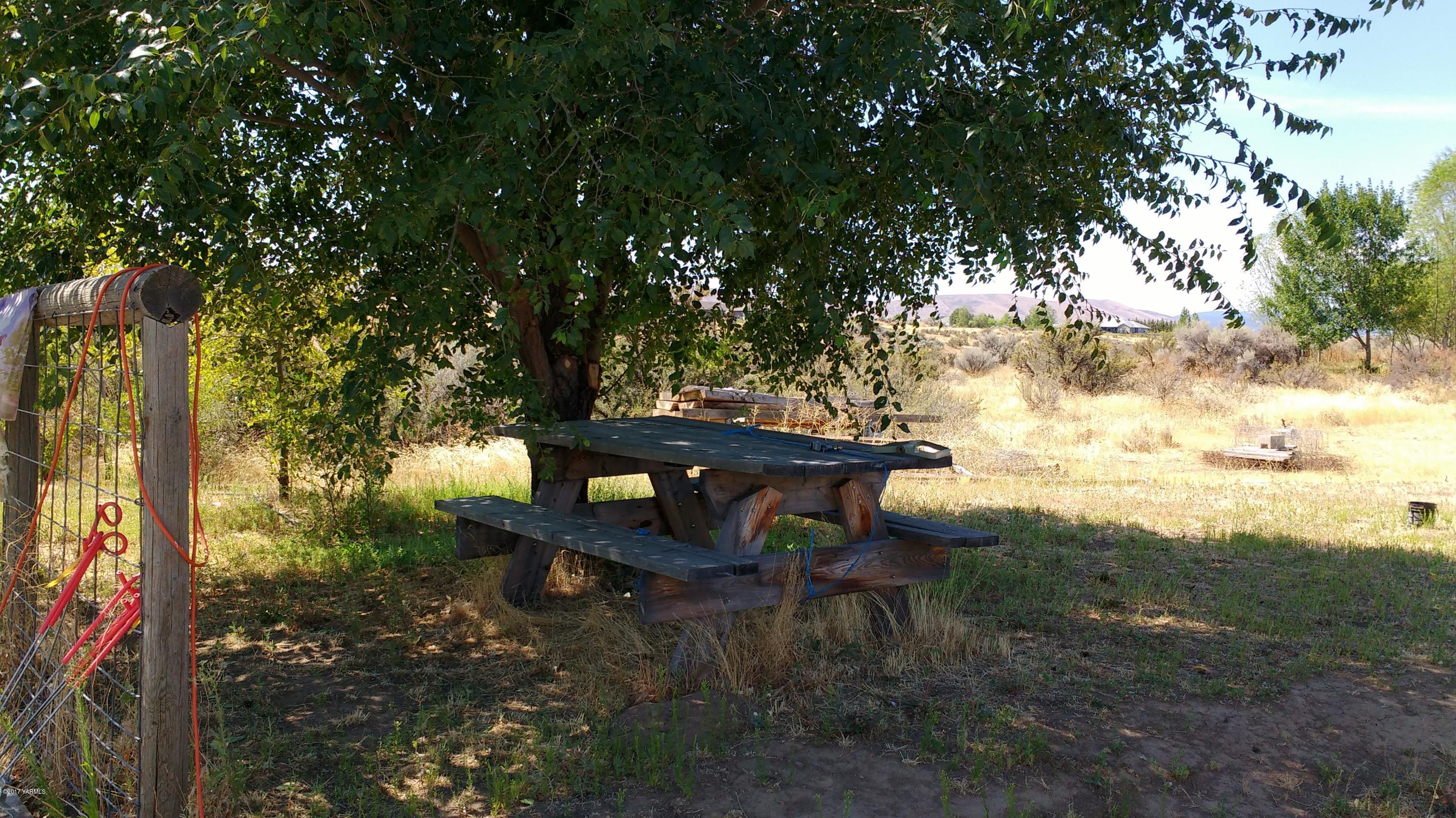 810 Red Tail Road Yakima, WA 98908 - Photo 39 of 42 a backyard of a house with table and chairs