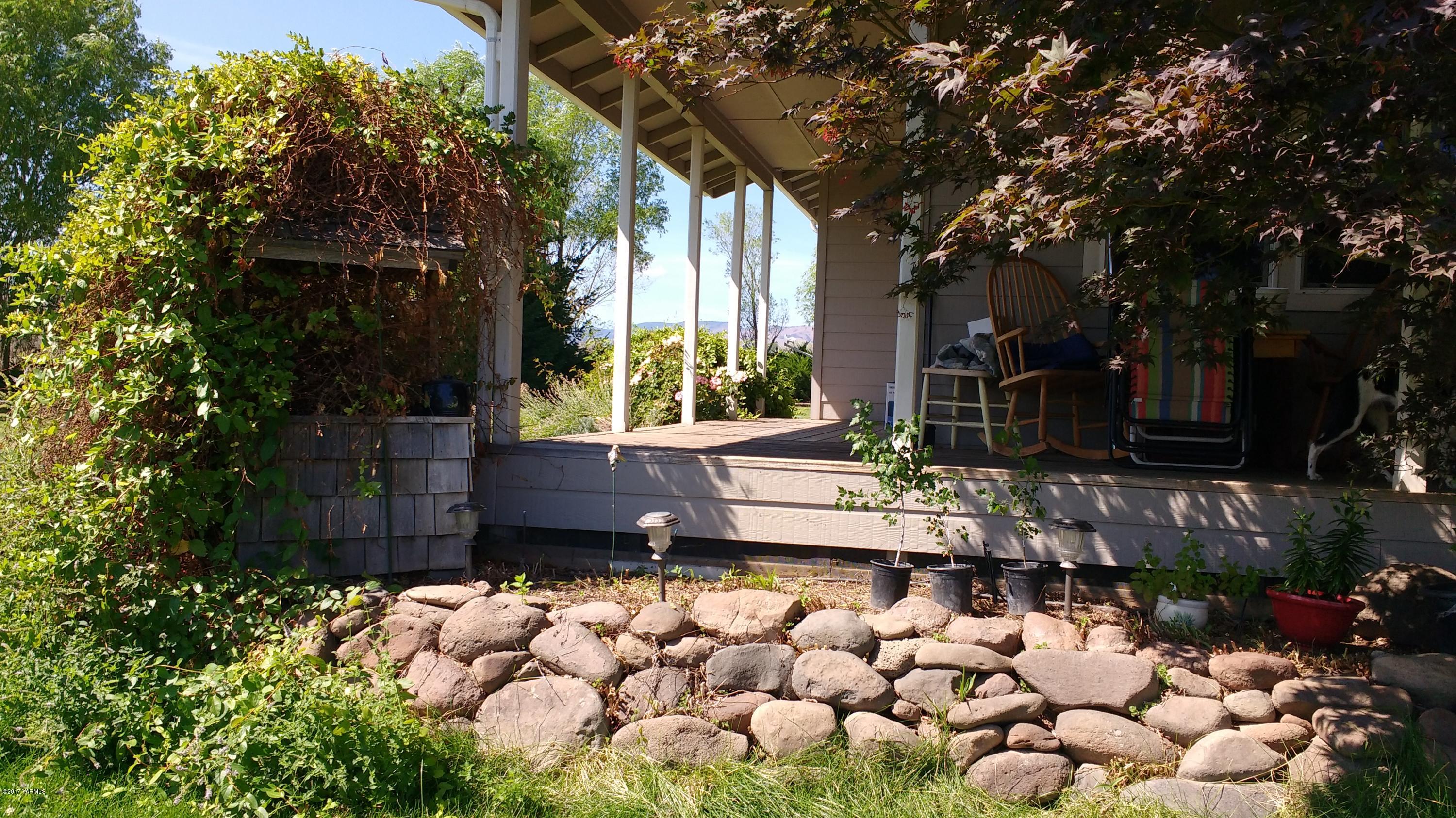 810 Red Tail Road Yakima, WA 98908 - Photo 40 of 42 a front view of a house with a large tree and a tree