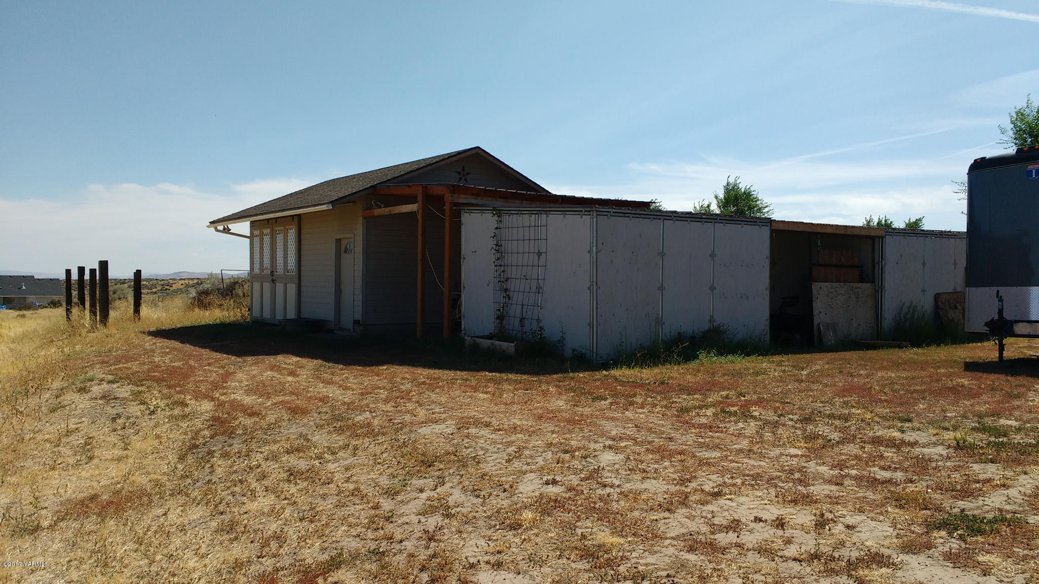 810 Red Tail Road Yakima, WA 98908 - Photo 42 of 42 a backyard of a house