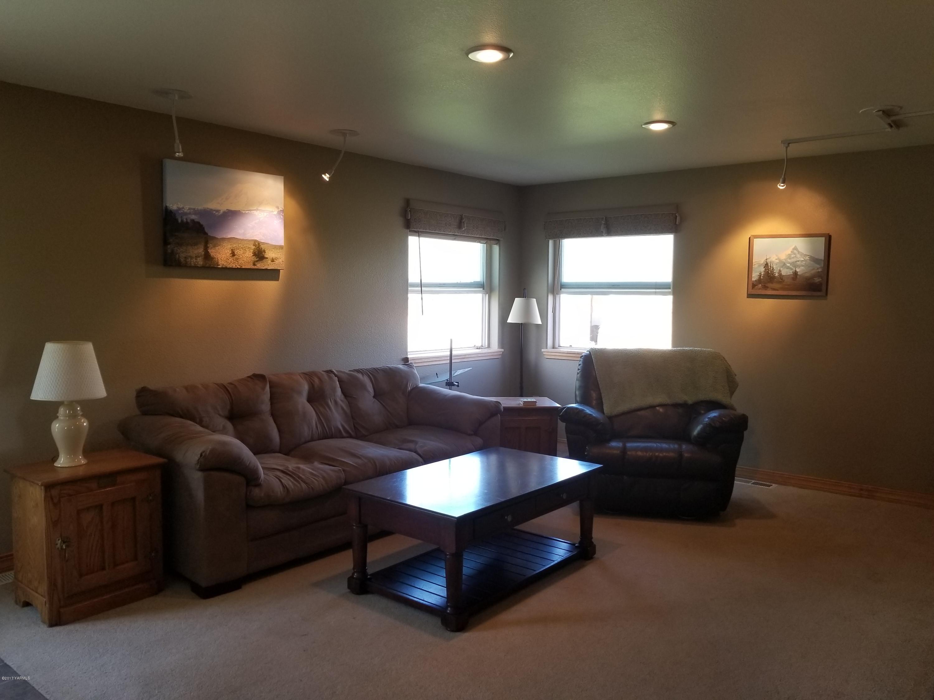 810 Red Tail Road Yakima, WA 98908 - Photo 6 of 42 a living room with furniture and a flat screen tv