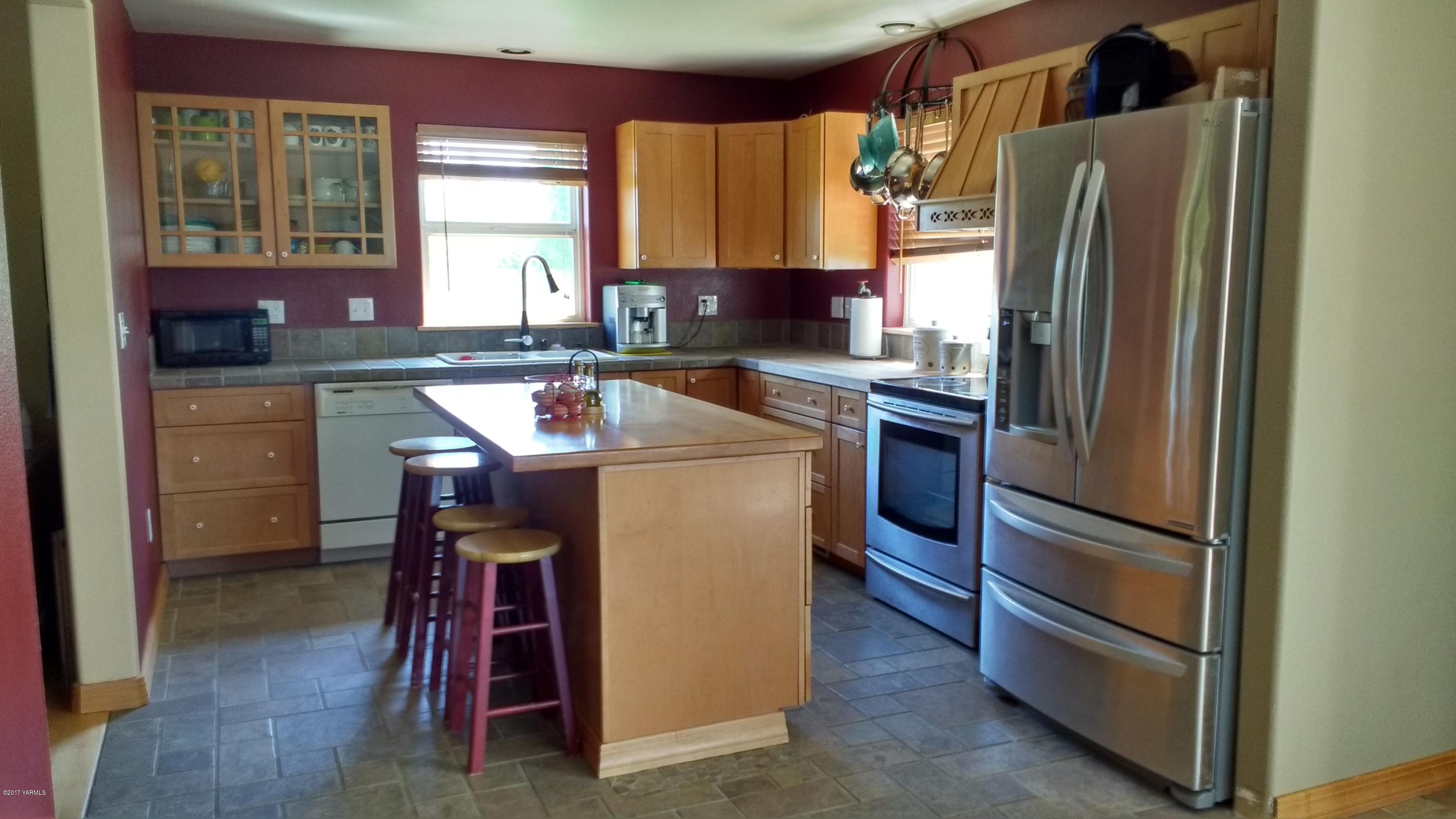 810 Red Tail Road Yakima, WA 98908 - Photo 8 of 42 a kitchen with stainless steel appliances granite countertop a refrigerator and a sink