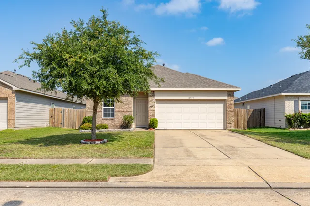 a view of a house with backyard