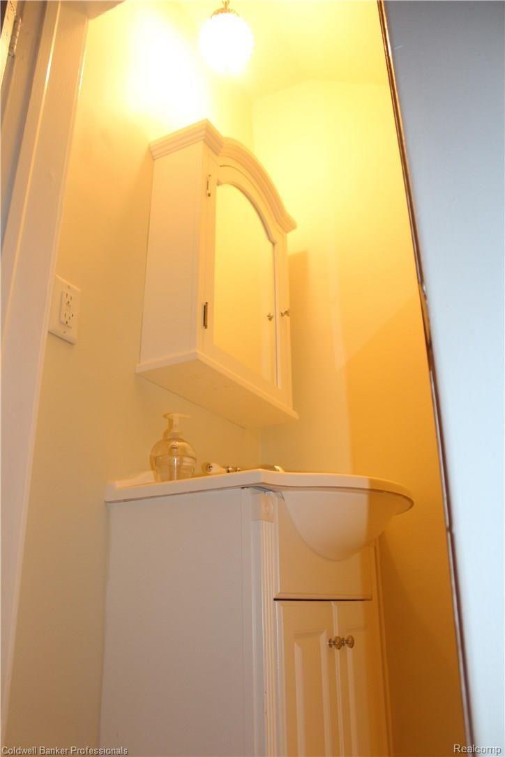 603 West University Drive Rochester, MI 48307 - Photo 27 of 41 Private half-bath in bedroom suite