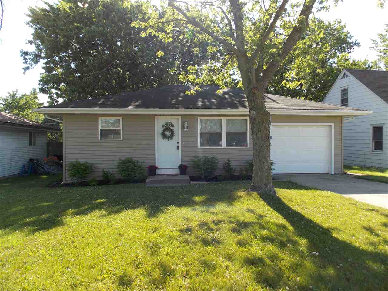 2428 Hobson Road Fort Wayne, IN 46805 - Photo 3 of 33
