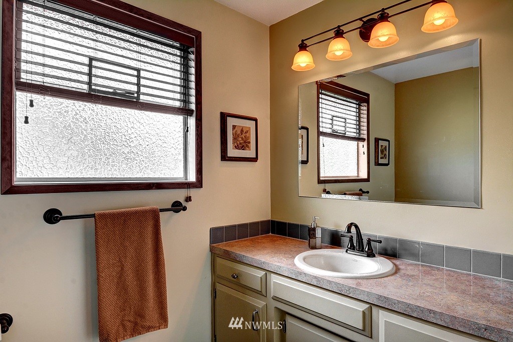 7224 South Rustic Road Seattle, WA 98178 - Photo 11 of 19 Gallery Image 11