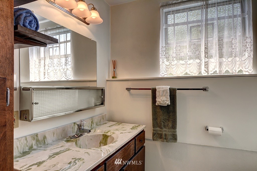 7224 South Rustic Road Seattle, WA 98178 - Photo 16 of 19 Gallery Image 16