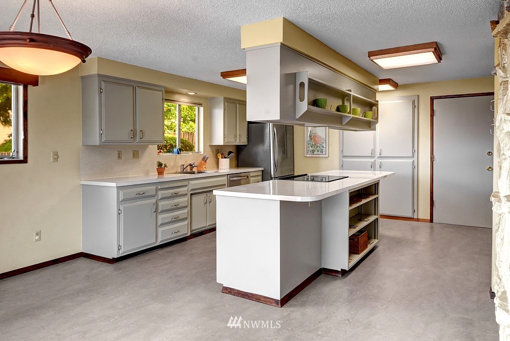 7224 South Rustic Road Seattle, WA 98178 - Photo 8 of 19 Gallery Image 8