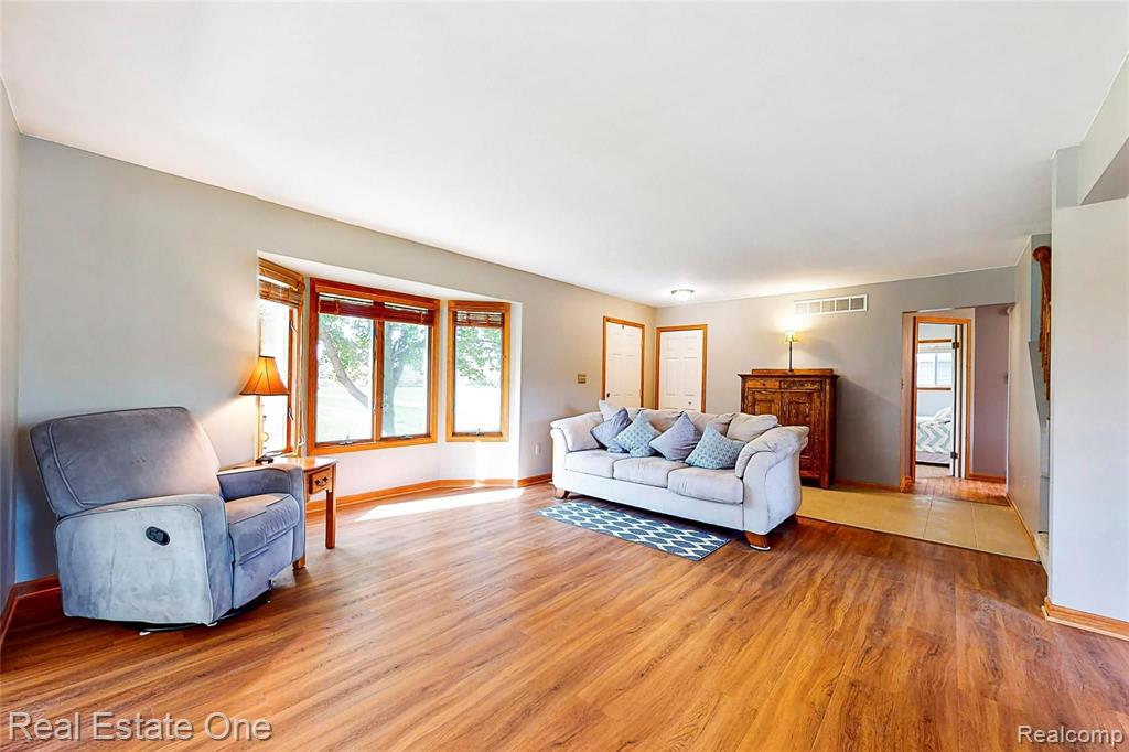 8120 Green Road Fenton, MI 48430 - Photo 16 of 46