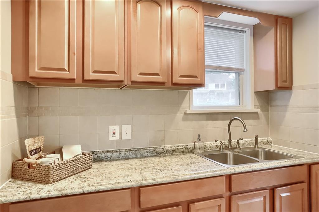 3990 Drexel Road Pittsburgh, PA 15212 - Photo 14 of 25 A nice ceramic backsplash!