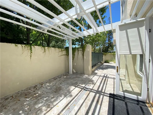 a view of backyard with a large tree and wooden floor