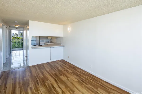 $2,300 | 2542 Date Street, Unit 401, Honolulu, HI 96826