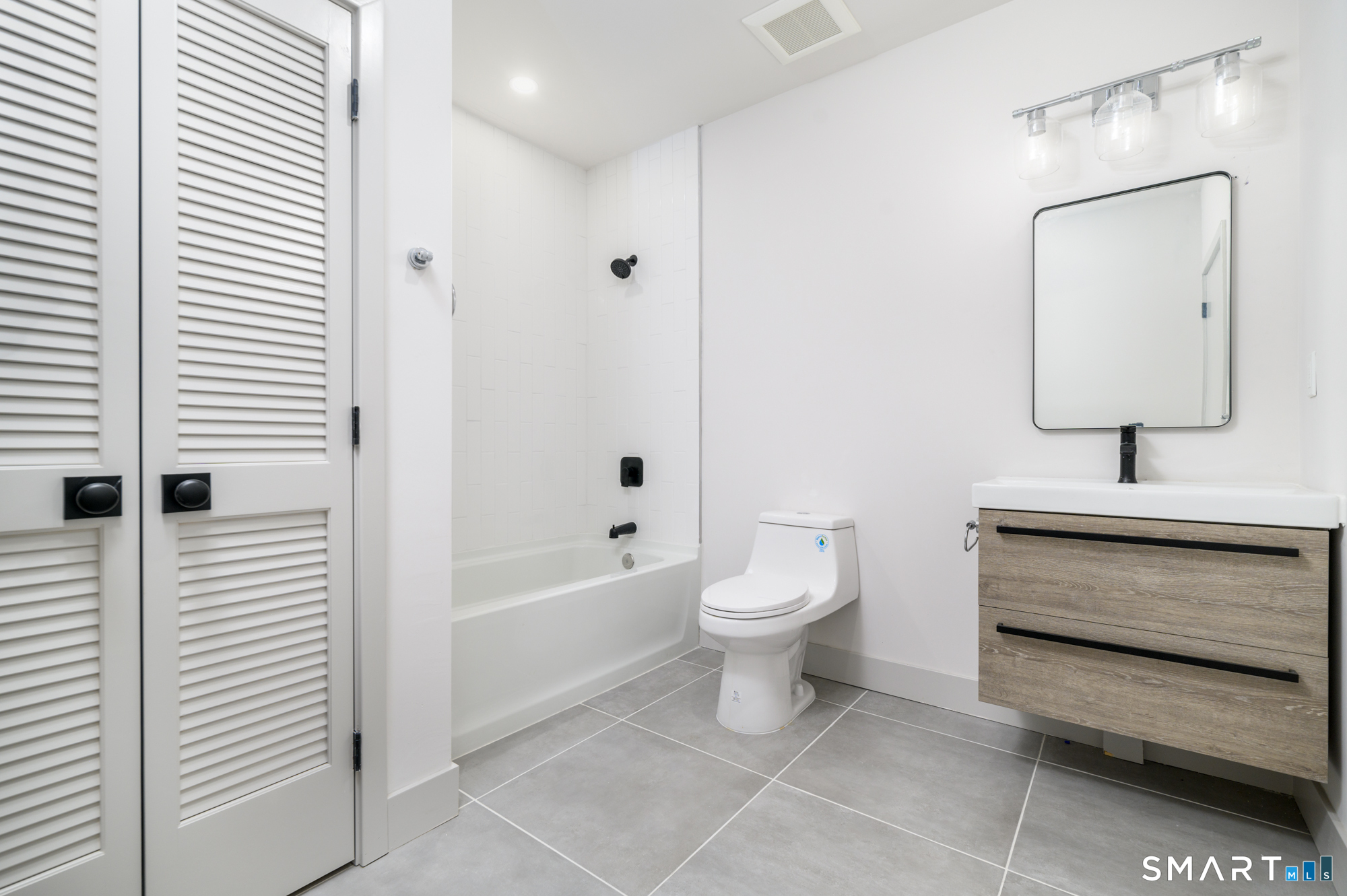 1011 High Ridge Road, Unit 2H Stamford, CT 06905 - Photo 5 of 5 a bathroom with a toilet a sink and bathtub