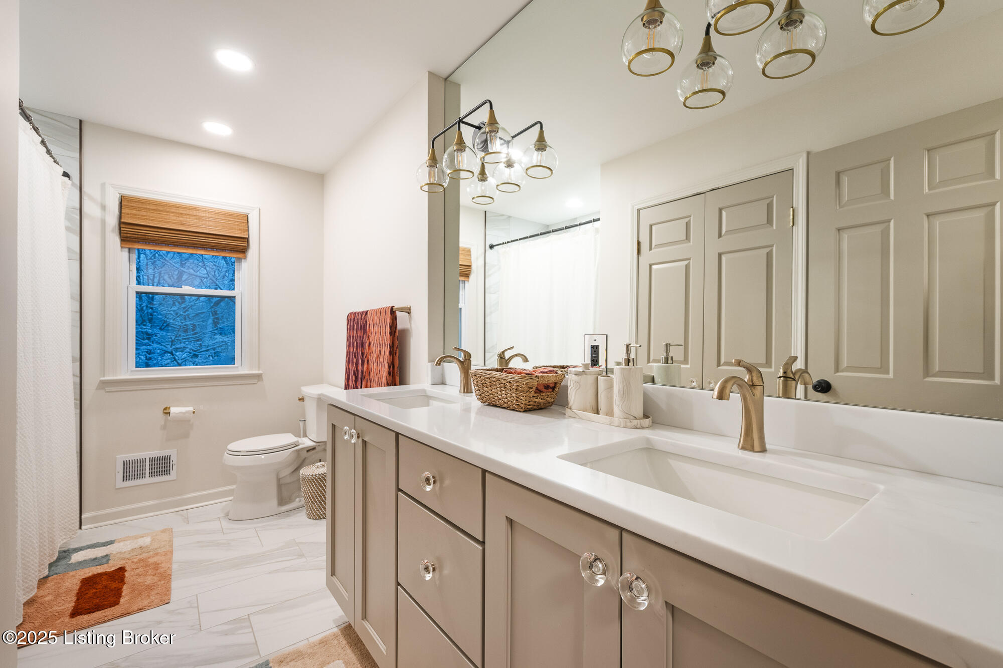 7609 Tallwood Road Prospect, KY 40059 - Photo 27 of 45 Hallway full bath