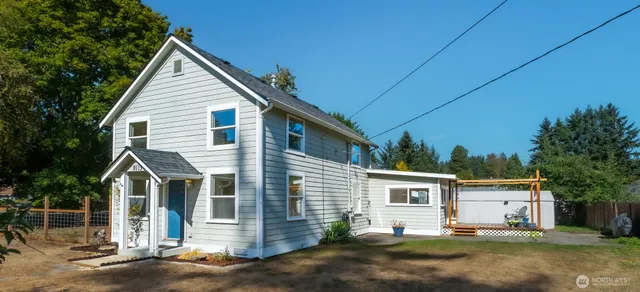 a view of a yard in front of house