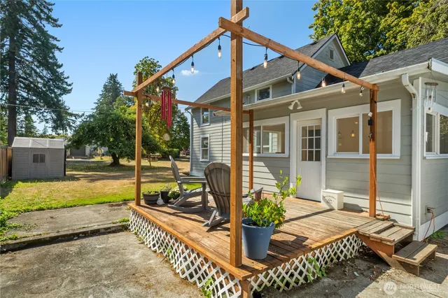 a view of a house with backyard and sitting area