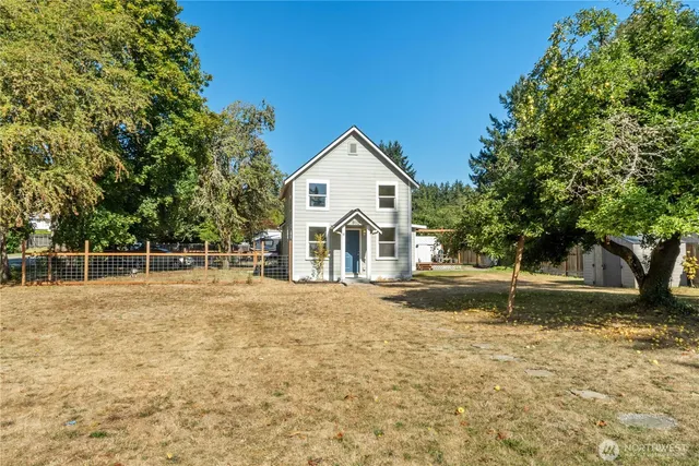 a view of a house with a yard