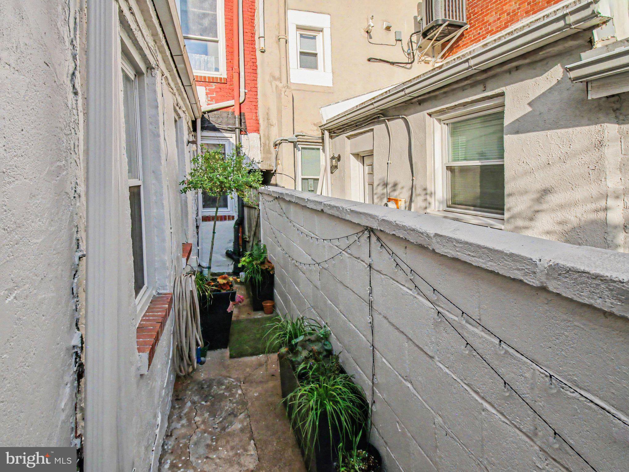 314 South Regester Street Baltimore, MD 21231 - Photo 26 of 32 Side yard