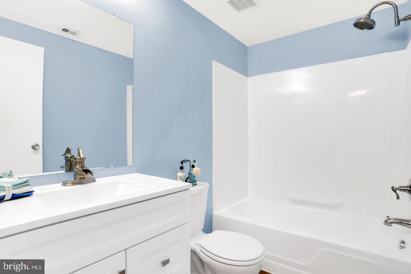 2572 Riva Road, Unit 5B Annapolis, MD 21401 - Photo 16 of 22 Guest bathroom. Pictures from prior listing