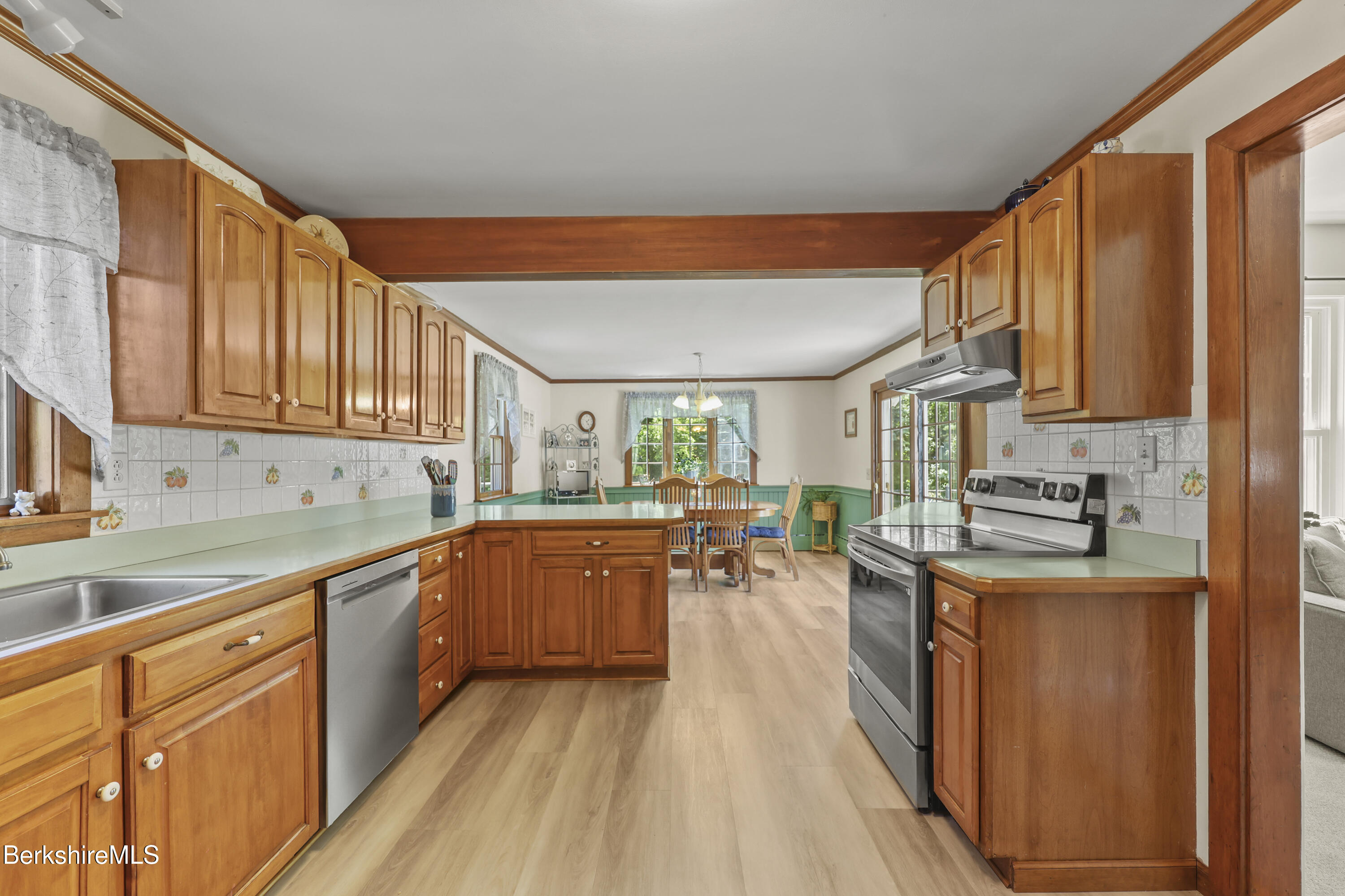61 Harding Street Pittsfield, MA 01201 - Photo 22 of 48 100 Kitchen