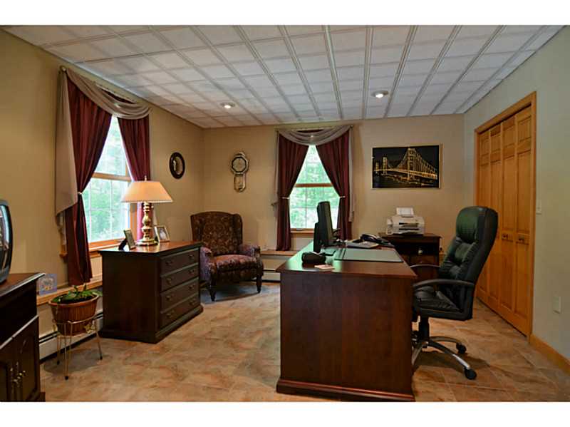 1109 E Road Tiverton, RI 02878 - Photo 6 of 24 Executive Office/Suite.