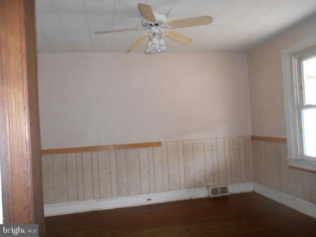915 Ridge Avenue Darby, PA 19023 - Photo 3 of 21 living room