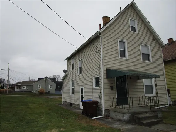 a view of a house with backyard