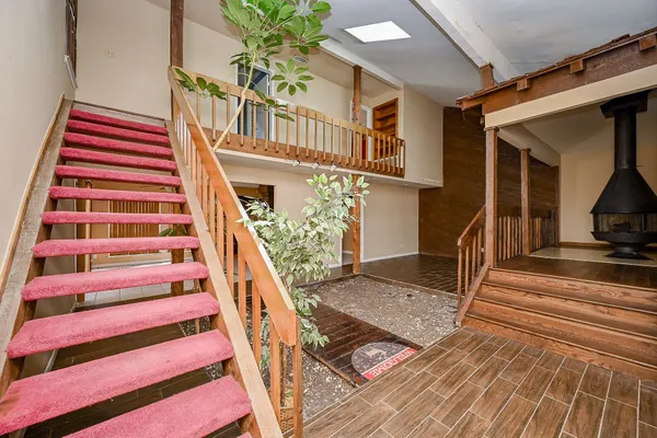 a view of entryway with a front door