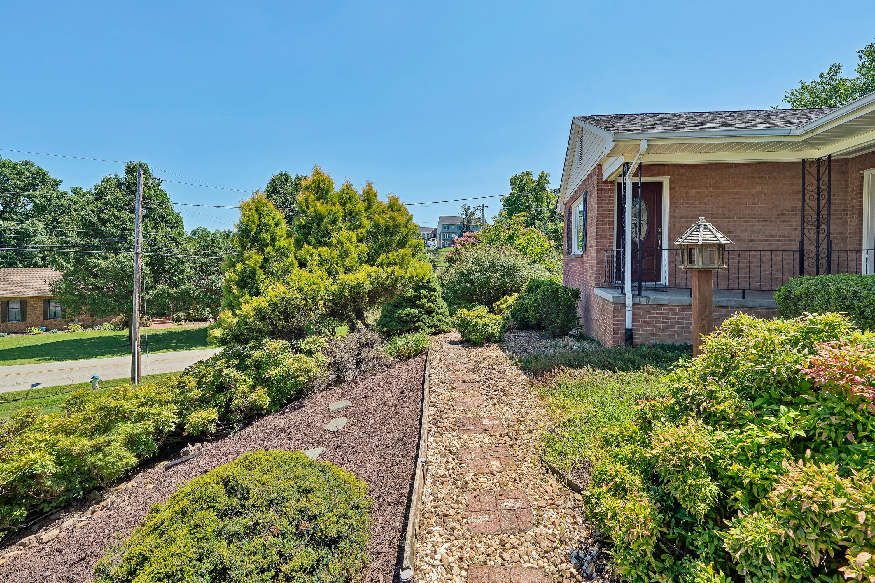 235 Diamond Road Salem, VA 24153 - Photo 35 of 59 Sidewalk