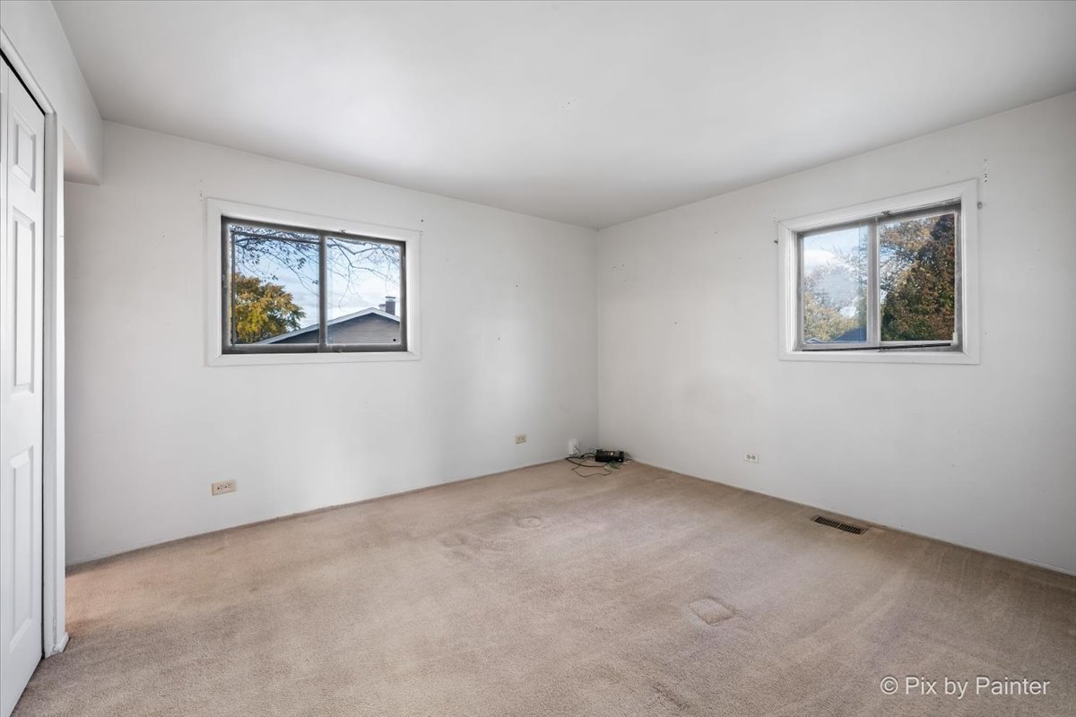 500 Colgate Court Hoffman Estates, IL 60169 - Photo 13 of 28 an empty room with windows