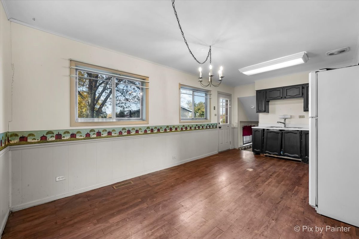 500 Colgate Court Hoffman Estates, IL 60169 - Photo 8 of 28 a view of a room with gym equipment and wooden floor