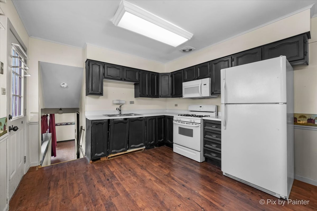500 Colgate Court Hoffman Estates, IL 60169 - Photo 9 of 28 a kitchen with a refrigerator and a stove top oven